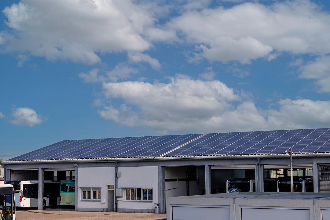 Photovoltaik-Anlage auf dem Dach eines Busdepots.